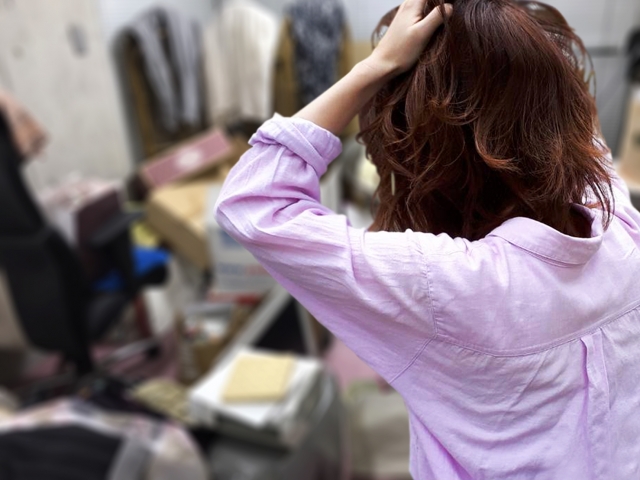 頭を抱える女性